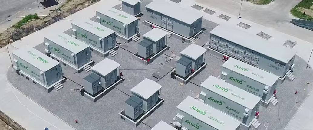 Veduta aerea di un impianto di accumulo con container di batterie e cabine