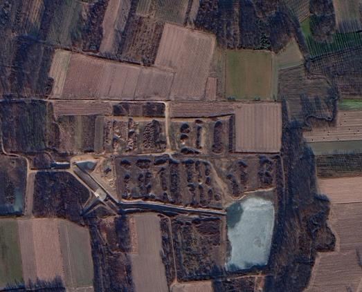 Una cava di argilla dismessa vista dall’alto nel 2015, con scavi e un laghetto