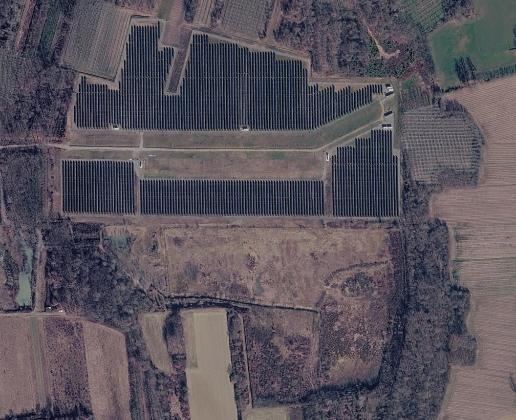 La stessa area nel 2025, con file di pannelli fotovoltaici