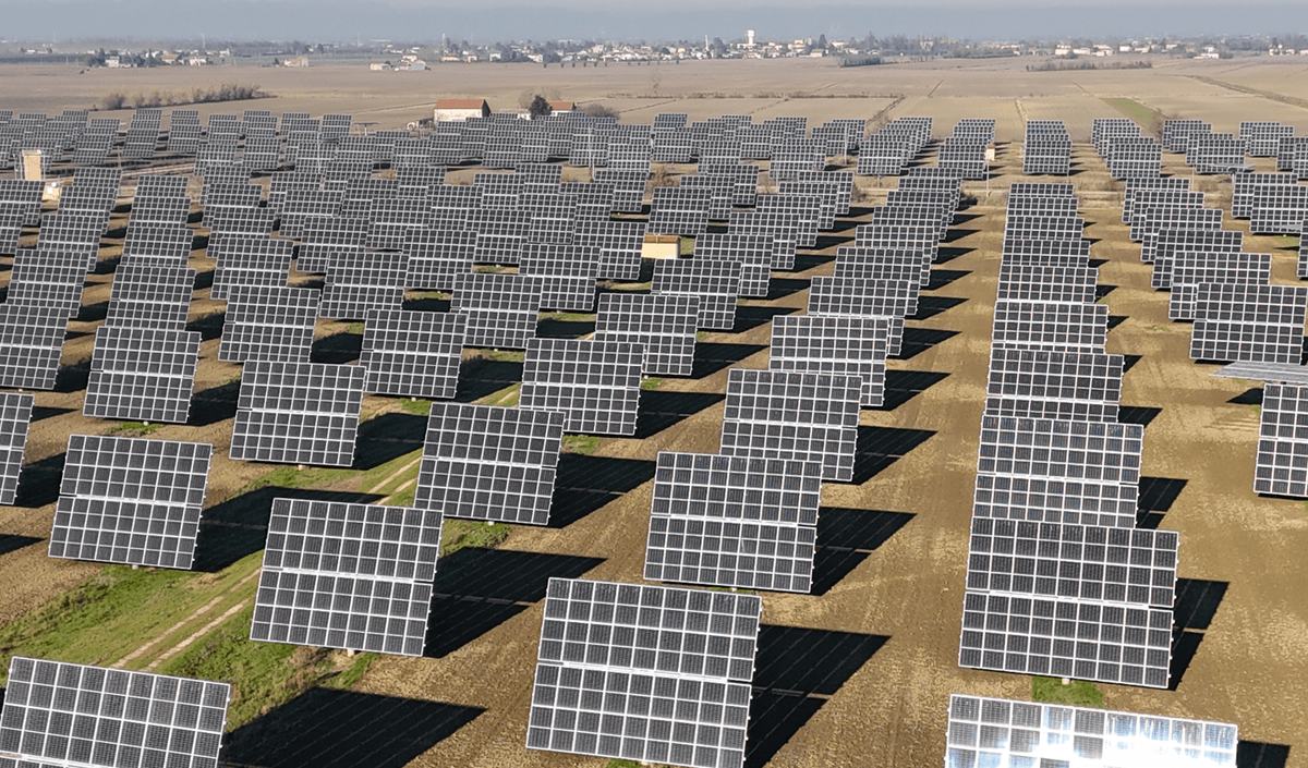 Grande impianto fotovoltaico a terra in pianura, visto dal drone (foto KSI Solar)