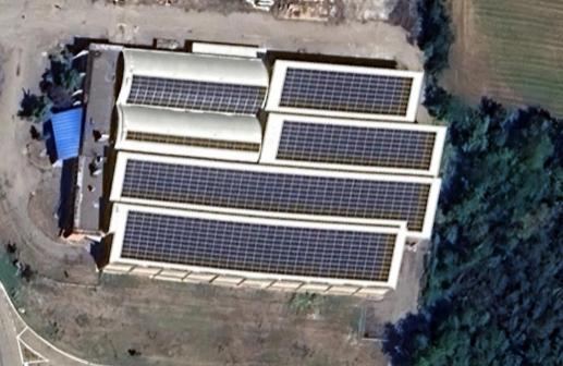 Lo stesso capannone nel 2025, con il tetto coperto di pannelli fotovoltaici